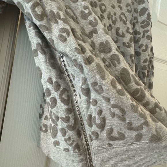 Grey Leopard Sweatshirt - Picture 3 of 4